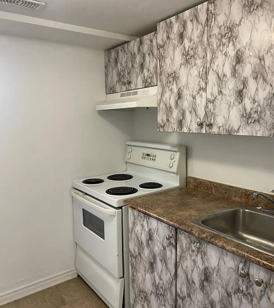 Private 1-Bedroom Basement Apt, 10 Min To Airport ,Big Windows, Separate Entrance 토론토 0*,  캐나다