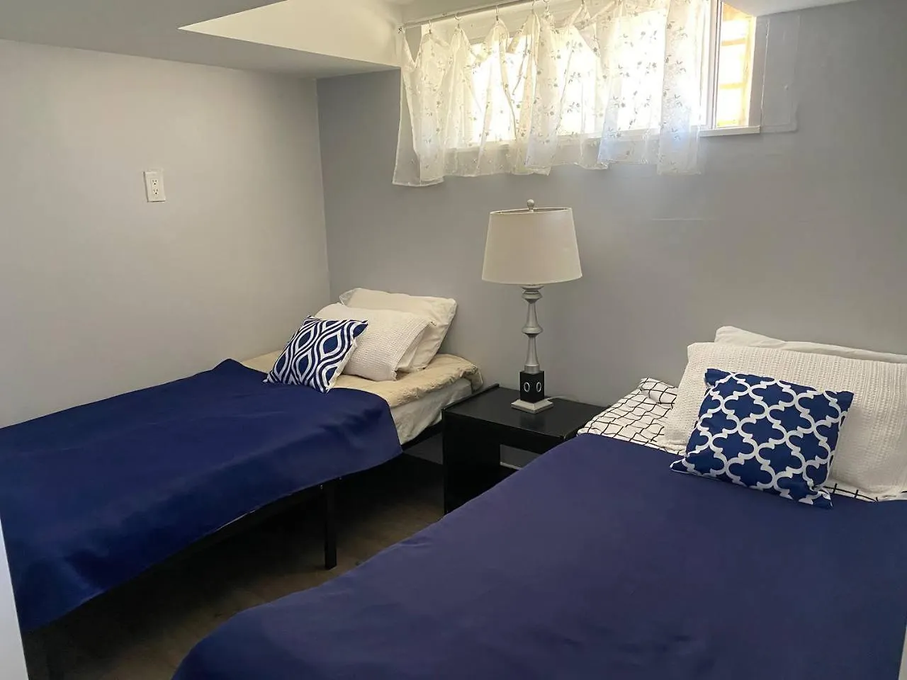 Private 1-Bedroom Basement Apt, 10 Min To Airport ,Big Windows, Separate Entrance 토론토 아파트
