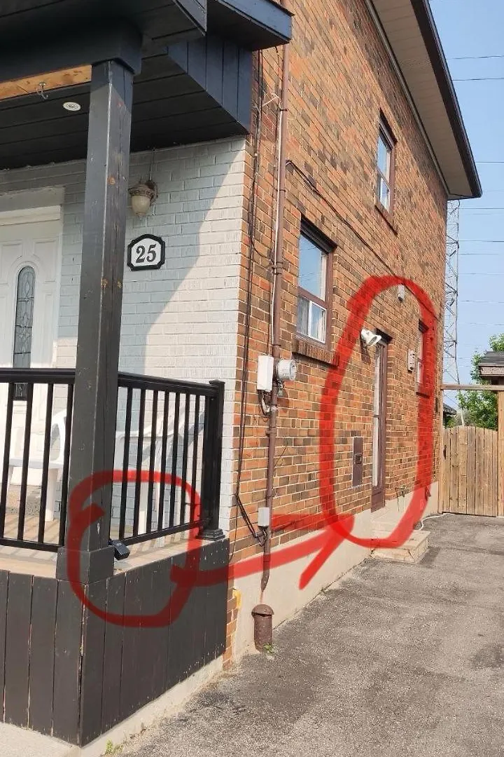 Private 1-Bedroom Basement Apt, 10 Min To Airport ,Big Windows, Separate Entrance Toronto Apartman