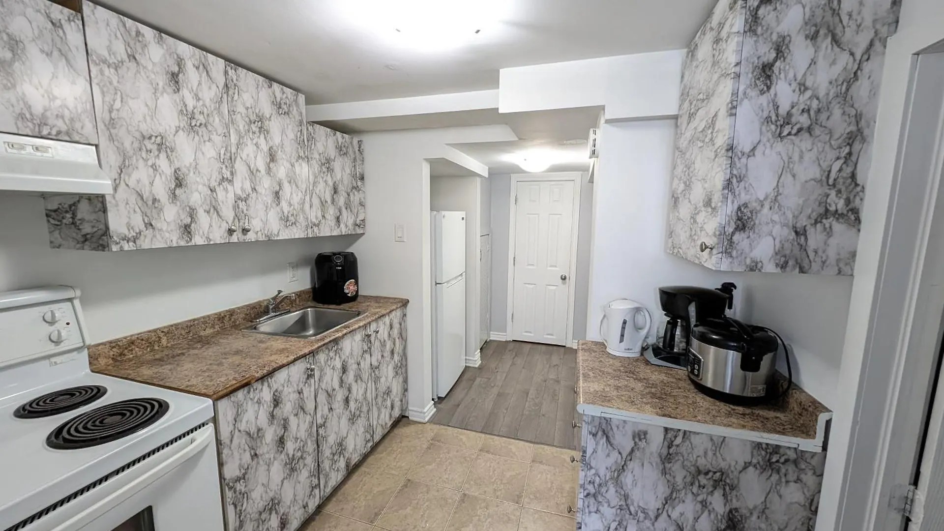 Apartman Private 1-Bedroom Basement Apt, 10 Min To Airport ,Big Windows, Separate Entrance Toronto Kanada