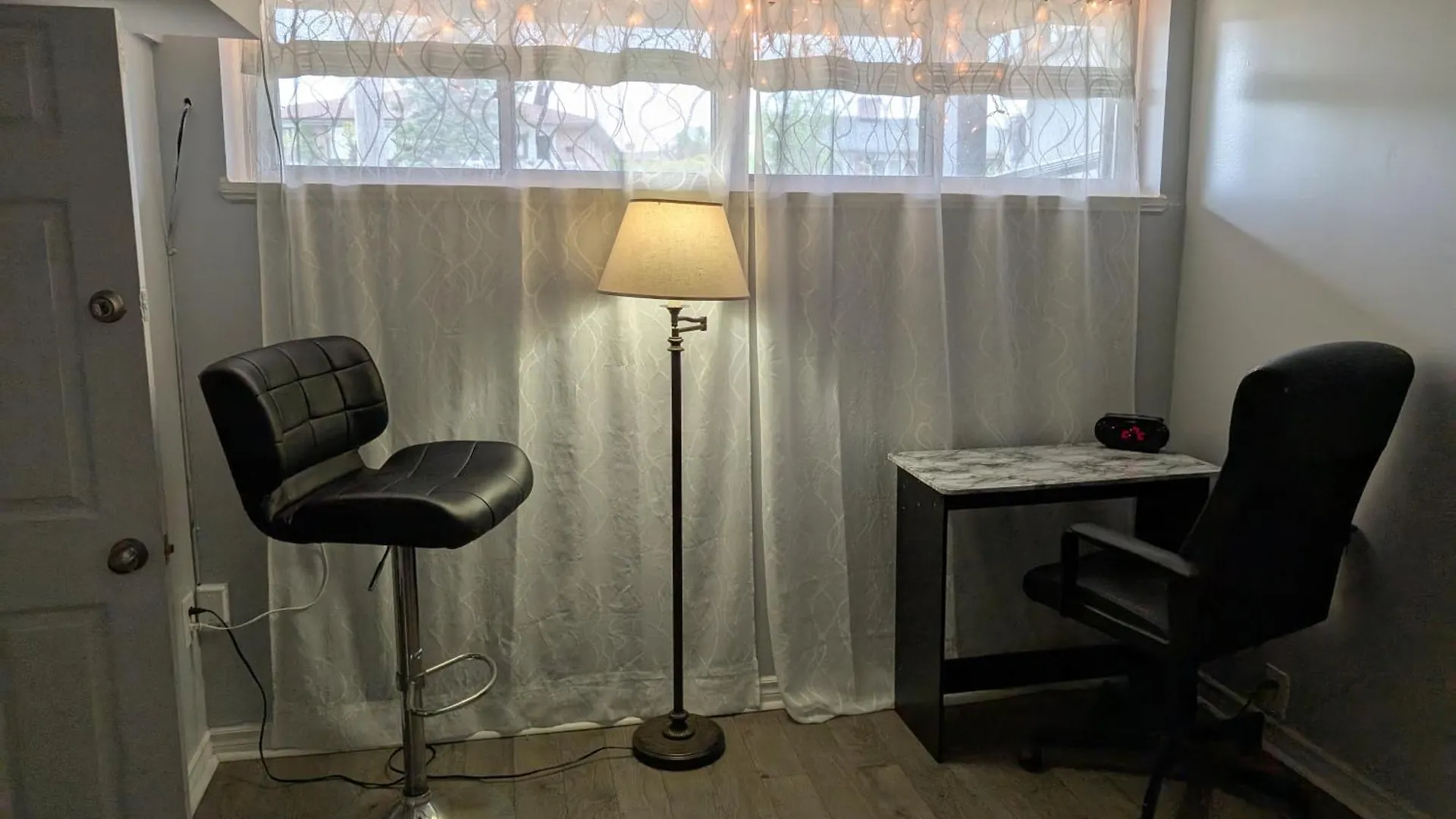 Apartamento Private 1-Bedroom Basement Apt, 10 Min To Airport ,Big Windows, Separate Entrance Toronto