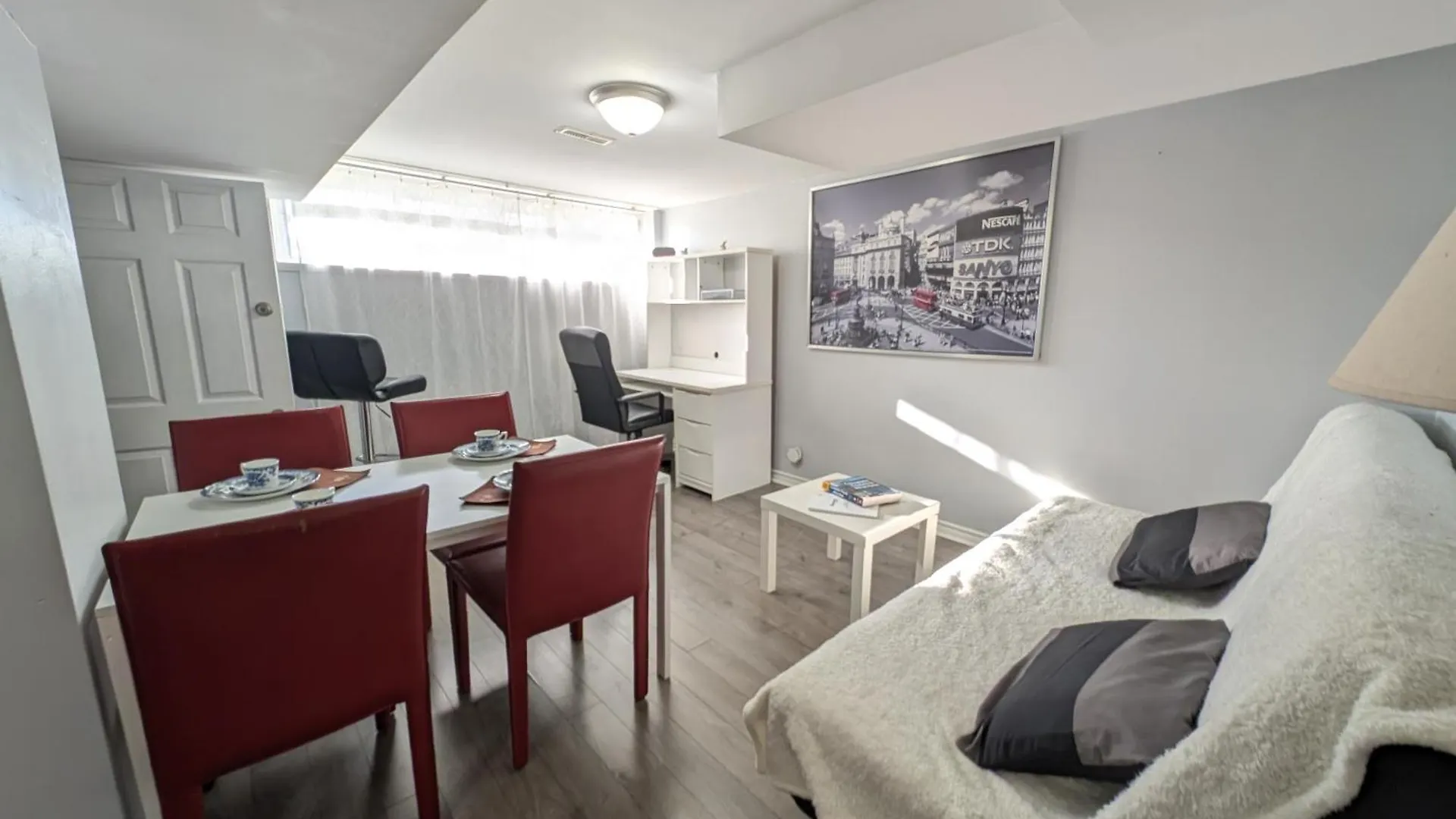 Private 1-Bedroom Basement Apt, 10 Min To Airport ,Big Windows, Separate Entrance Toronto Canadá