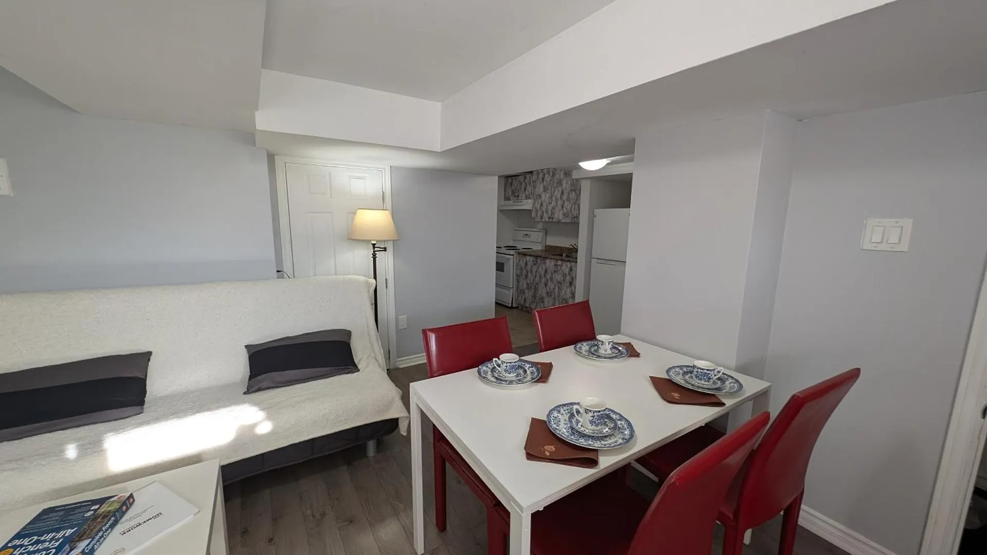 Private 1-Bedroom Basement Apt, 10 Min To Airport ,Big Windows, Separate Entrance Toronto 0*,  Canadá