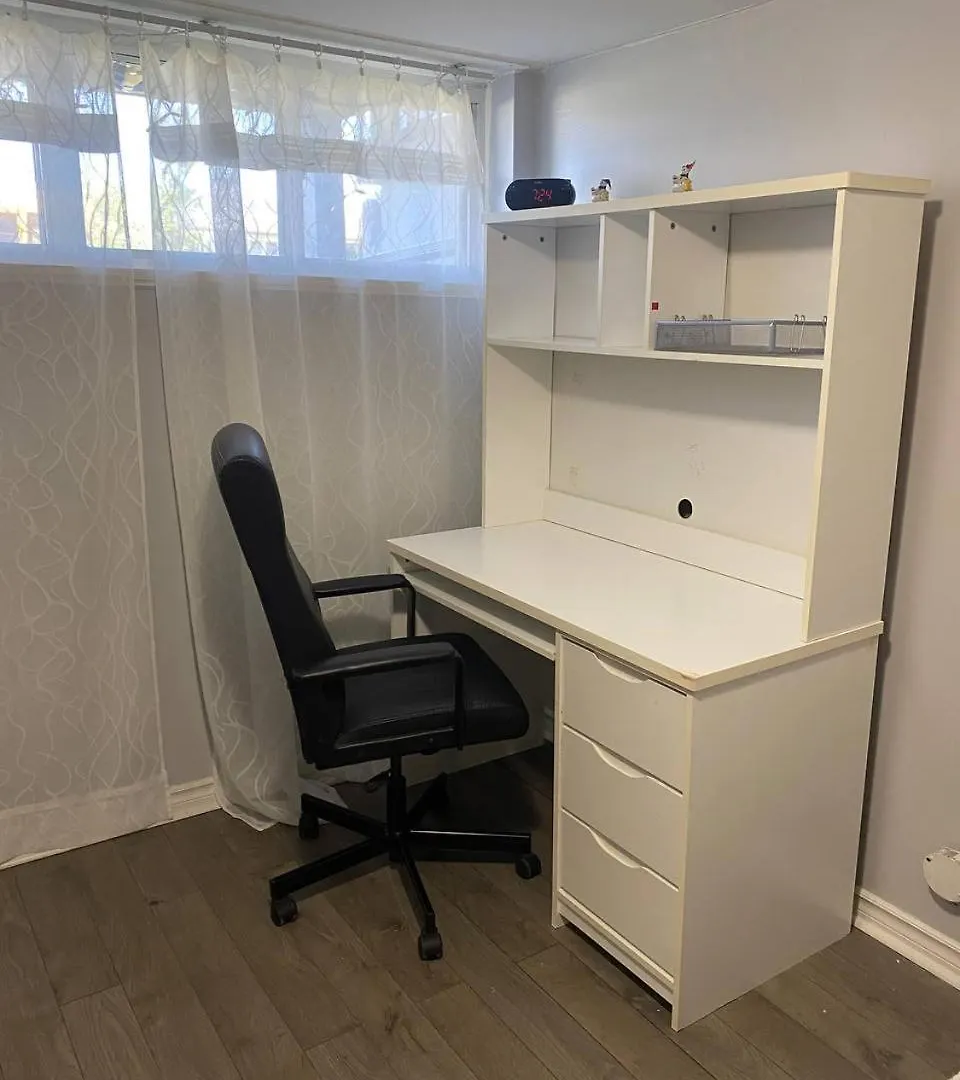 Apartamento Private 1-Bedroom Basement Apt, 10 Min To Airport ,Big Windows, Separate Entrance Toronto