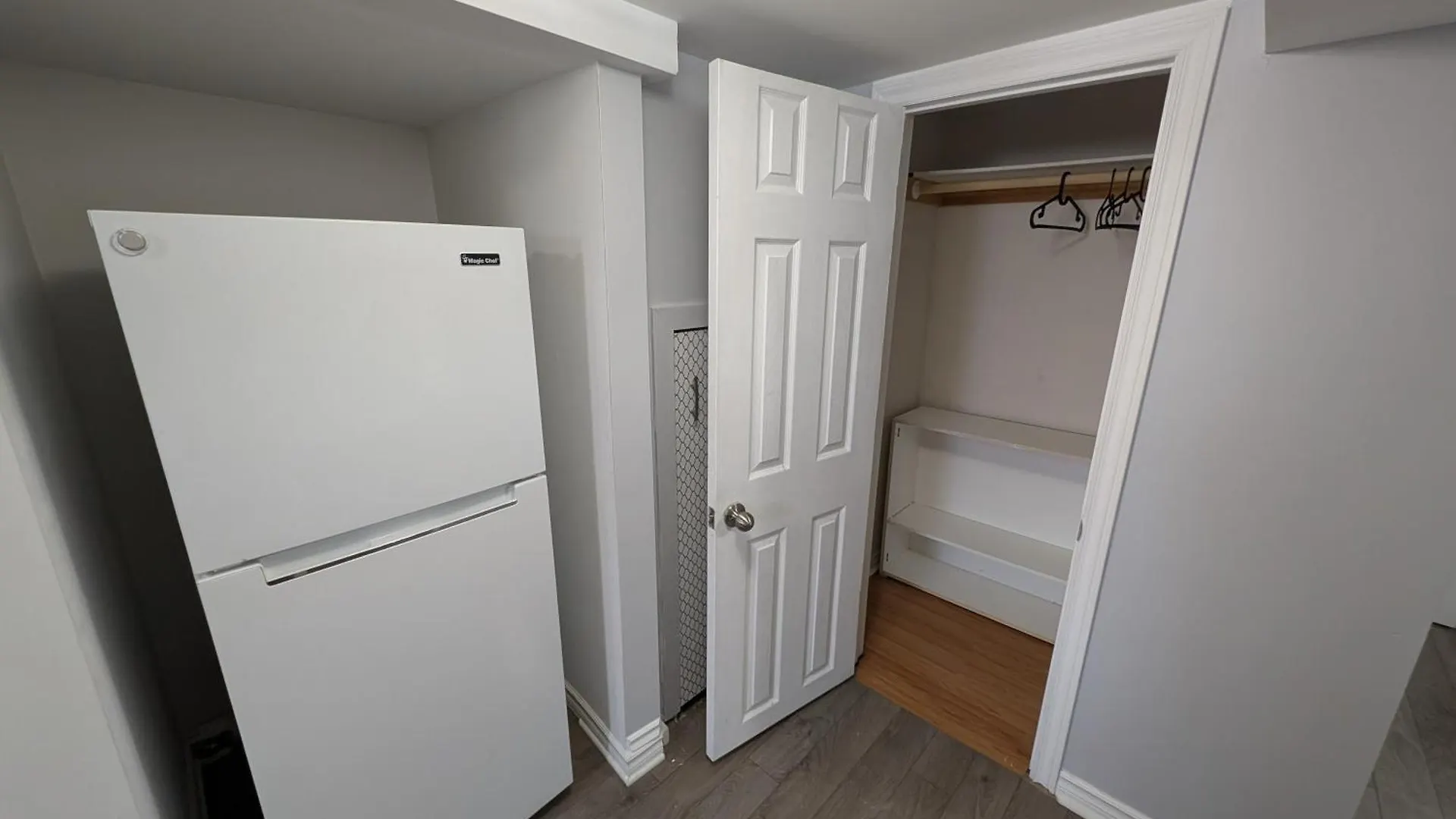 Private 1-Bedroom Basement Apt, 10 Min To Airport ,Big Windows, Separate Entrance 토론토 아파트