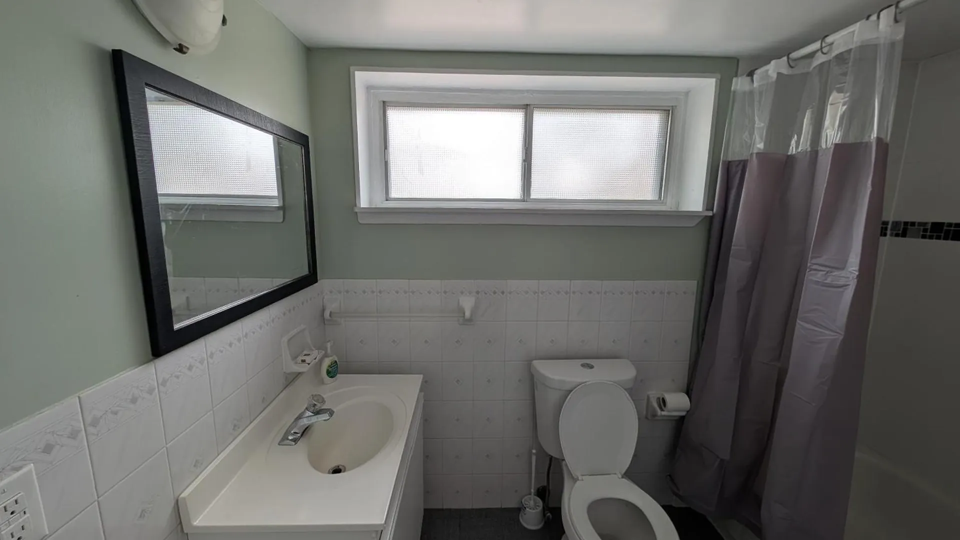 Private 1-Bedroom Basement Apt, 10 Min To Airport ,Big Windows, Separate Entrance Toronto